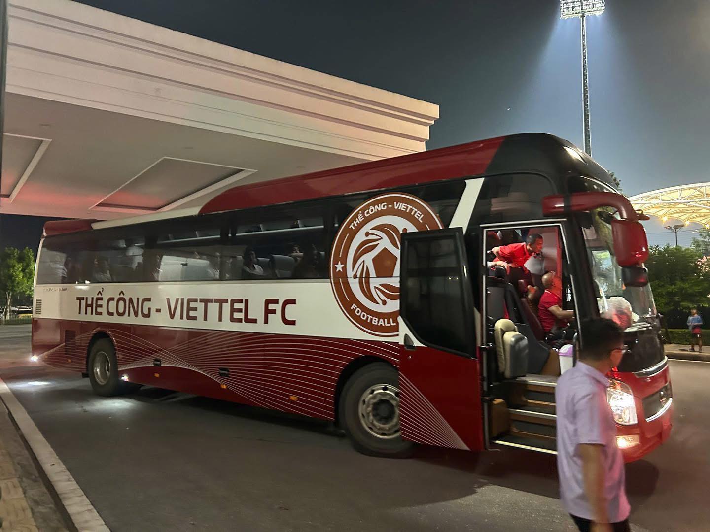 Xe của Thể Công Viettel tới sân PVF