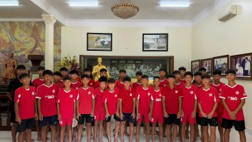 Fan thích thú với màn văn nghệ cực dễ thương của các cầu thủ U14 Thể Công - Viettel