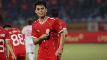 Khuất Văn Khang tái xuất như mơ, ghi bàn ngay trận đầu tiên