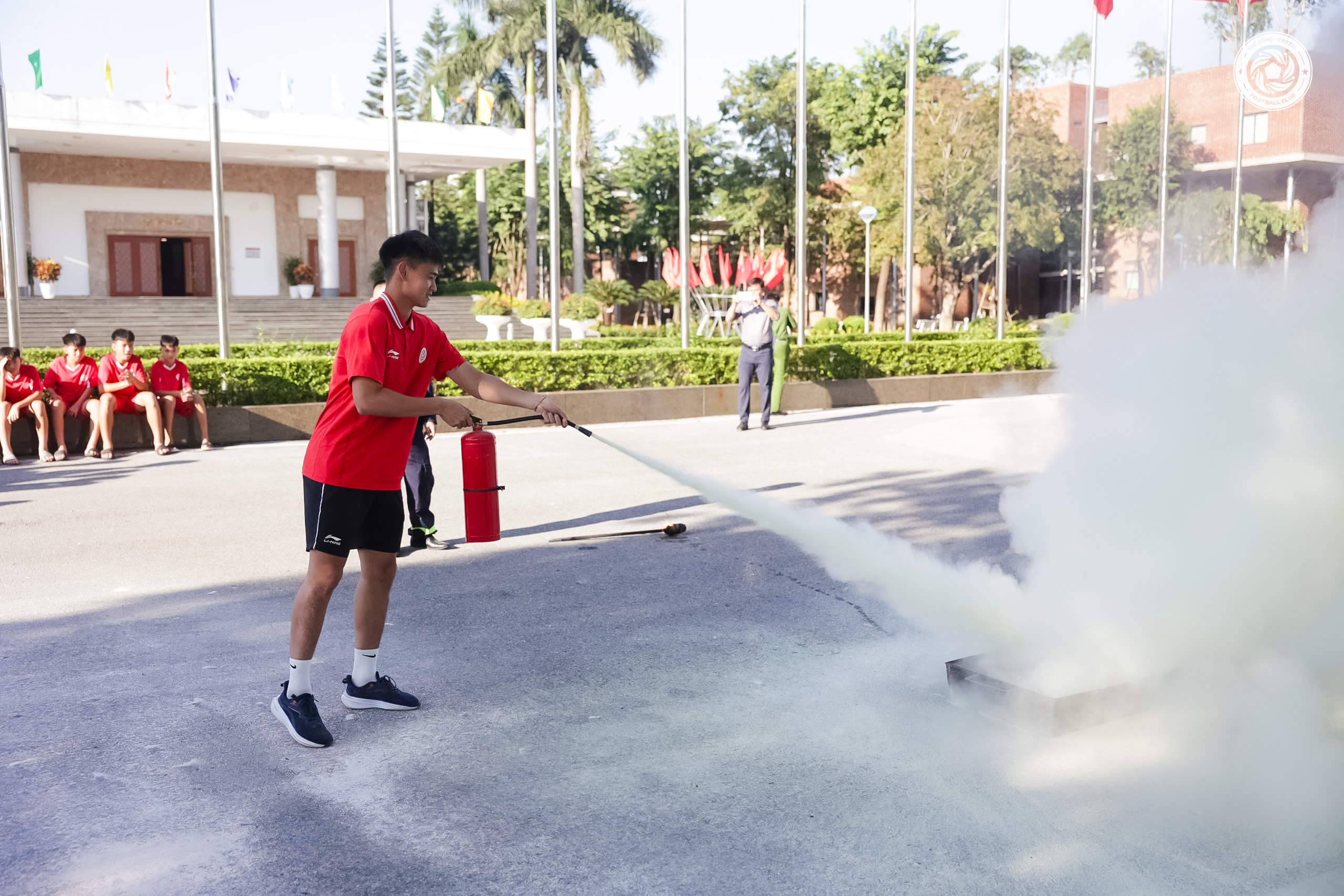 Cầu thủ trẻ Thể Công - Viettel hào hứng thực hành PCCC