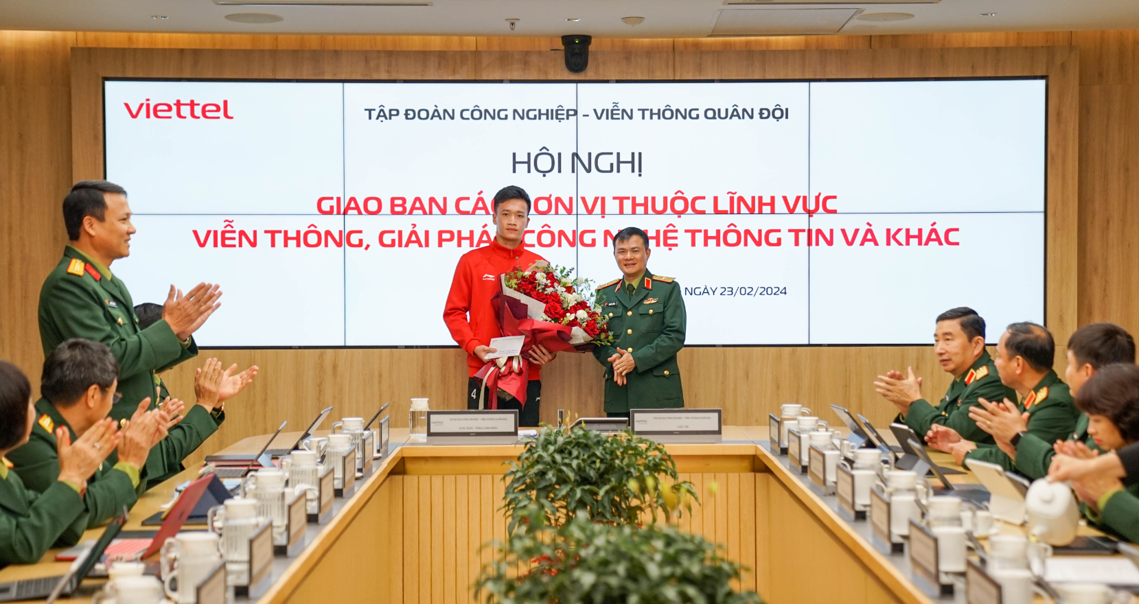 Chủ tịch Viettel Tào Đức Thắng chúc mừng Hoàng Đức giành Quả bóng Vàng